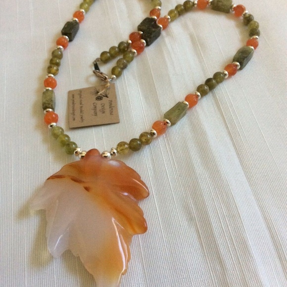 Silver tone metal green Garnet Carnelian Agate maple leaf pendant beads necklace - Picture 2 of 4